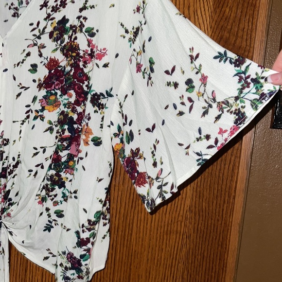 LUQ Blouse from Stitch Fix Size XL Floral Print Tie Front - Picture 4 of 5
